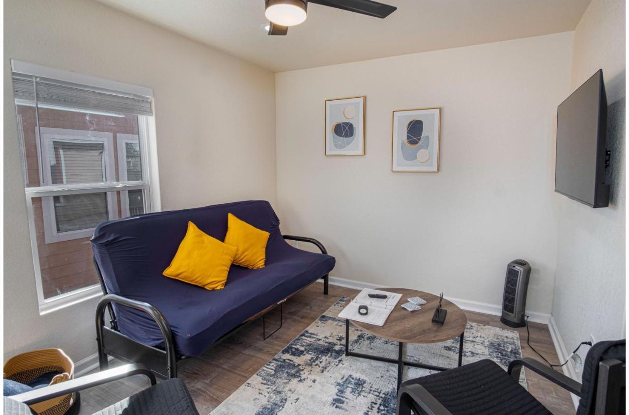 Adorable 2Br Guesthouse Close To Riverwalk And Dt San Antonio Bilik gambar